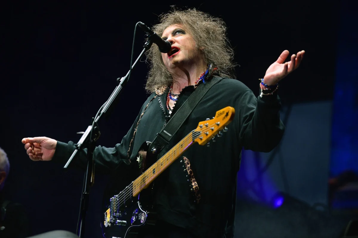 Cultural Clash at the World Cup: Robert Smith Slams FIFA’s Inaugural Halftime Show Amid Logistical Controversy
